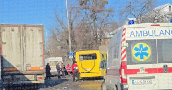 
 У&nbsp;Києві на&nbsp;Кільцевій дорозі маршрутка зіткнулася з&nbsp;фурою: є&nbsp;постраждалі (фото)
 