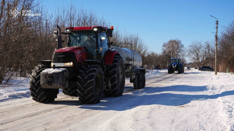 В Яготині на Київщині все ще гасять пожежу після обстрілу 7 лютого