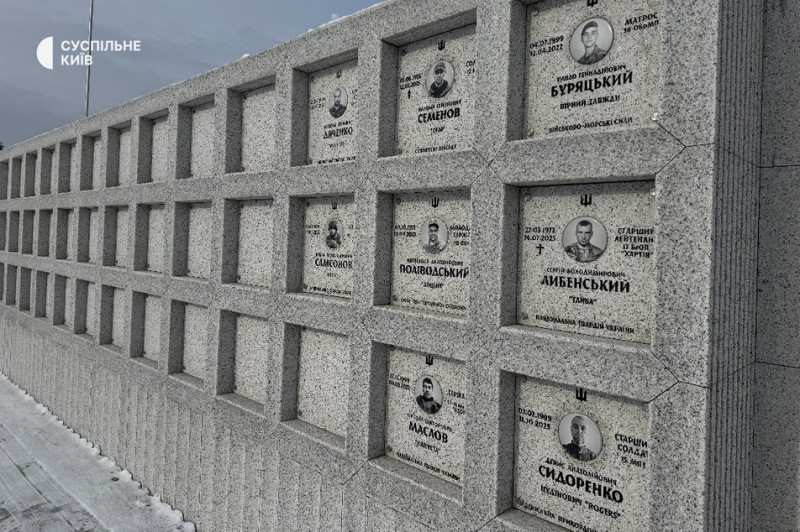 "Сперечаємось за клаптик землі, де їх захоронити". НВМК продовжує поховання військових після постанови Верховного суду