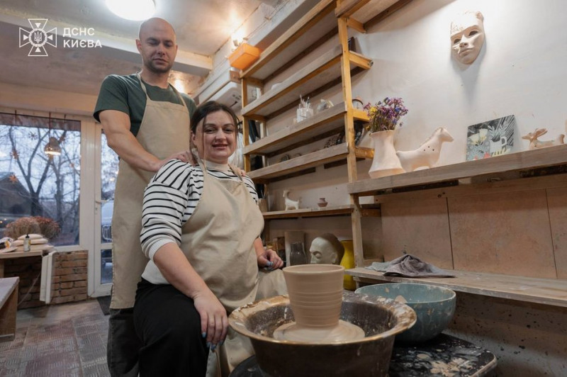 Разом зліпити "чашку для кохве": ДСНСникам Києва та їхнім коханим провели урок гончарства
