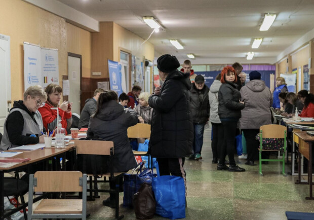 Гаряча кухня в Лозовій: місце, де евакуйовані з-під обстрілів повертають надію - фото