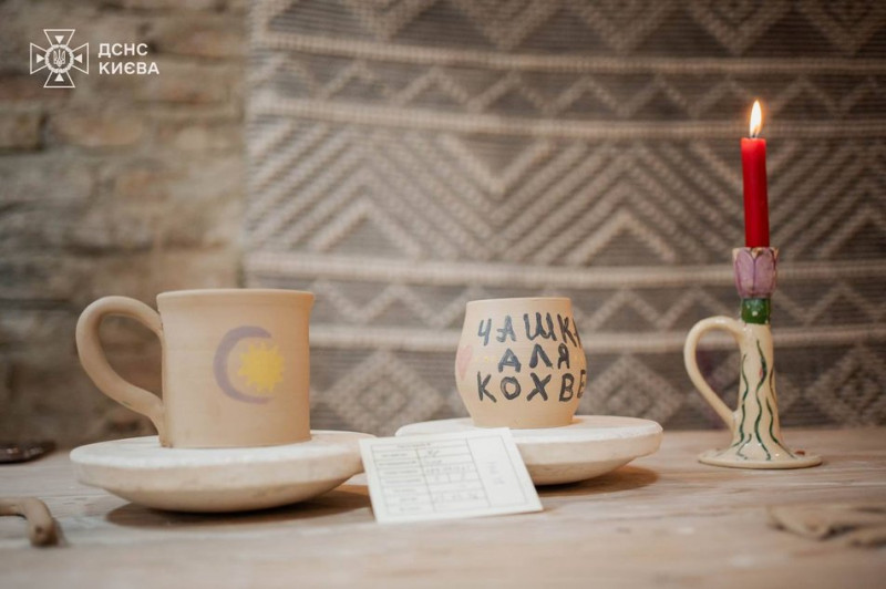Разом зліпити "чашку для кохве": ДСНСникам Києва та їхнім коханим провели урок гончарства