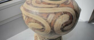 Київські митники передали до музею трипільську вазу V тисячоліття до н.е., яку намагалися вивезти за кордон