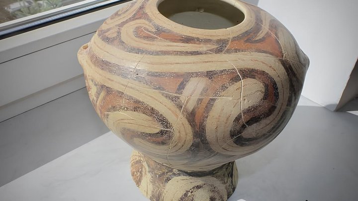 Київські митники передали до музею трипільську вазу V тисячоліття до н.е., яку намагалися вивезти за кордон