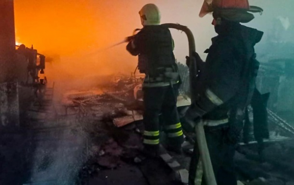 У Києві горить багатоповерхівка внаслідок атаки РФ У Києві горить багатоповерхівка внаслідок атаки РФ