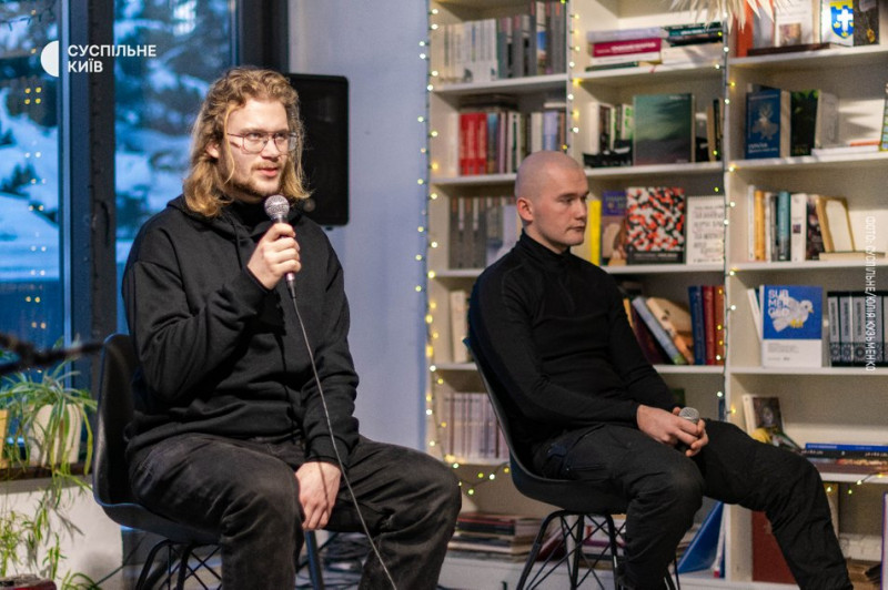 "Важлива тільки метаромантика": військові в Києві читали поезію бойового досвіду та розказали про новий літнапрям