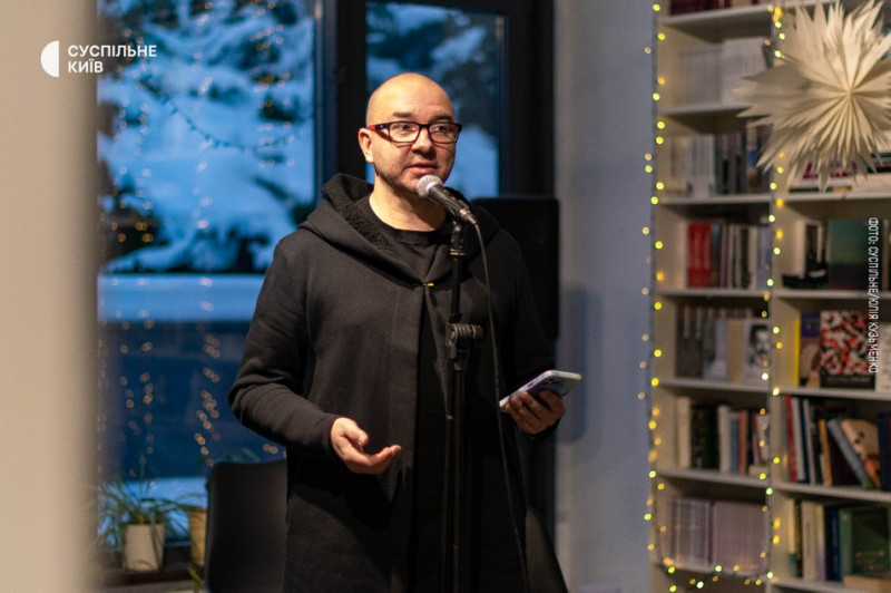 "Важлива тільки метаромантика": військові в Києві читали поезію бойового досвіду та розказали про новий літнапрям