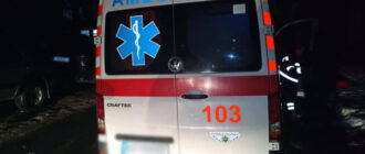 Бив ногами в живіт і лаявся: у Києві чоловік напав на лікарів швидкої, які рятували йому життя