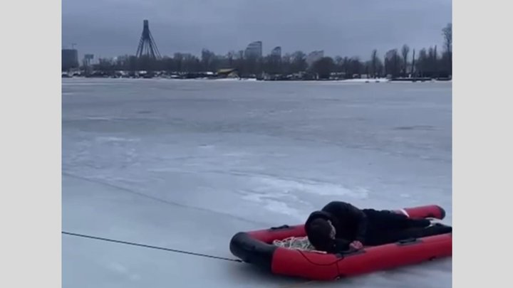 Через снігопад Київ скували затори, запроваджені обмеження на в'їзд вантажівок