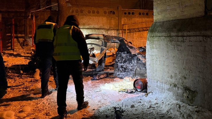 Підірвали авто неподалік від однієї з будівель СБУ в Києві: правоохоронці затримали двох чоловіків