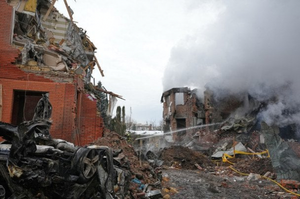 Замість будинків - руїни та завали: наслідки атаки по Києву у фото
Замість будинків - руїни та завали: наслідки атаки по Києву у фото