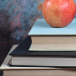 "Занадто широка кофта": у Києві вчителі цькують школярку за зовнішній вигляд