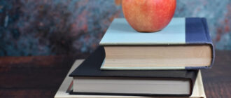 "Занадто широка кофта": у Києві вчителі цькують школярку за зовнішній вигляд