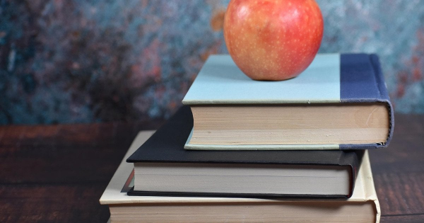 
 "Занадто широка кофта": у Києві вчителі цькують школярку за зовнішній вигляд
 