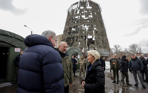 Глави іноземних урядів відвідали одну з пошкоджених Росією ТЕЦ Києва Глави іноземних урядів відвідали одну з пошкоджених Росією ТЕЦ Києва