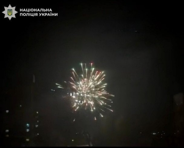 
 У Києві чоловік запустив салют, намагаючись вразити нову знайому (фото)
 