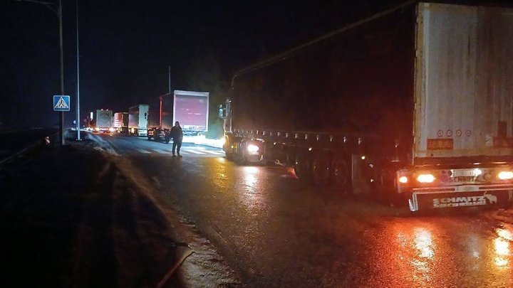 Через снігопад Київ скували затори, запроваджені обмеження на в'їзд вантажівок