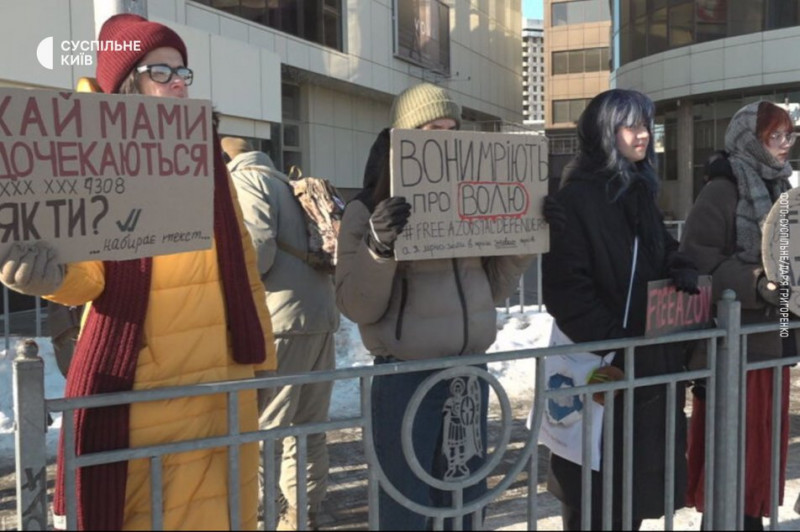 Наглядачі в неволі розповідають бійцям про акції: у Києві пройшов черговий захід на підтримку полонених