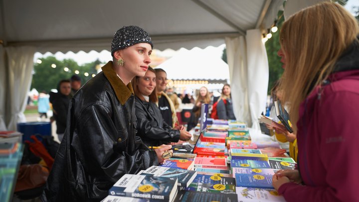 "Книжкова країна": збиратимуть книги для військових і бібліотек, російські видання перетворять на донат