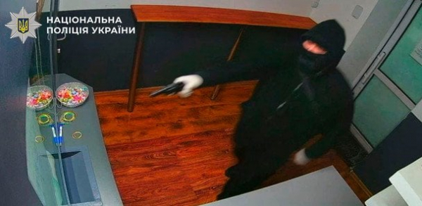 
 У&nbsp;Києві чоловік напав на&nbsp;обмінник, щоб розрахуватися з&nbsp;боргами: чим усе завершилося
 