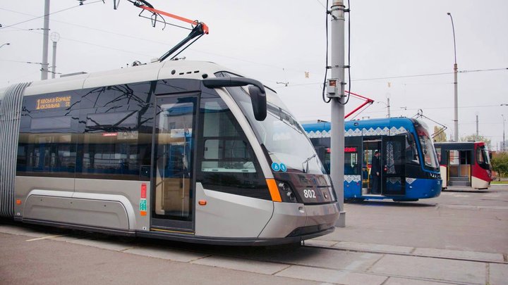 На лівому березі Києва на маршрути повертаються тролейбуси і трамваї