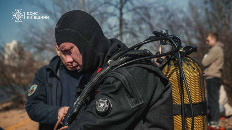 Третю добу рятувальники шукають чоловіка, який намагався переплисти Дніпро