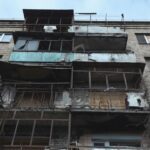 "Казали, що ми перші в черзі": мешканці будинку в Ірпені після деокупації чекають на ремонт роками