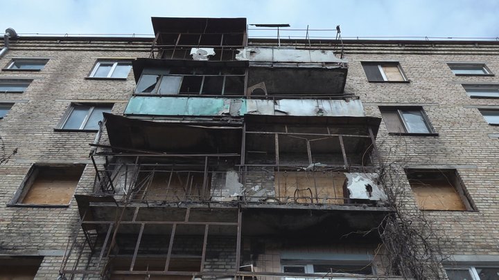 "Казали, що ми перші в черзі": мешканці будинку в Ірпені після деокупації чекають на ремонт роками
