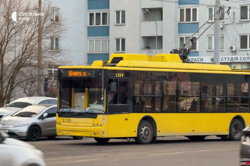 На лівому березі Києва повністю відновився рух тролейбусів і трамваїв: яка ситуація на зупинках