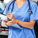 У Києві чоловік жорстоко побив літню сусідку: жертва в лікарні з переломом черепа (фото, відео)