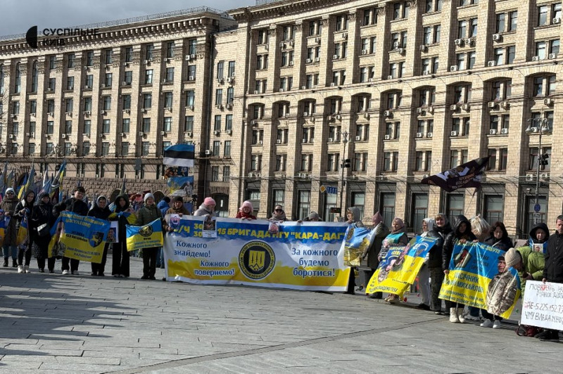 Чекали три роки: у Києві під час акції родичів військовополонених жінка дізналася про повернення сина з полону