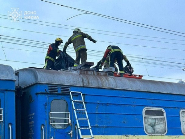 Підлітки залізли на потяг: один загинув, за життя двох борються лікарі
Підлітки залізли на потяг: один загинув, за життя двох борються лікарі