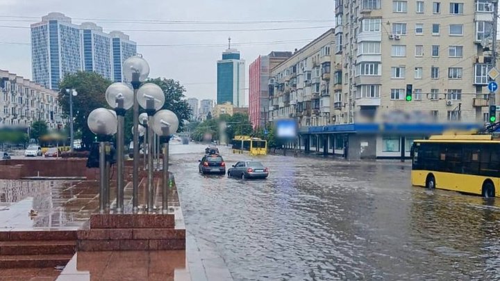 Негода у Києві та області увечері 31 березня: синоптики оголосили І рівень небезпечності