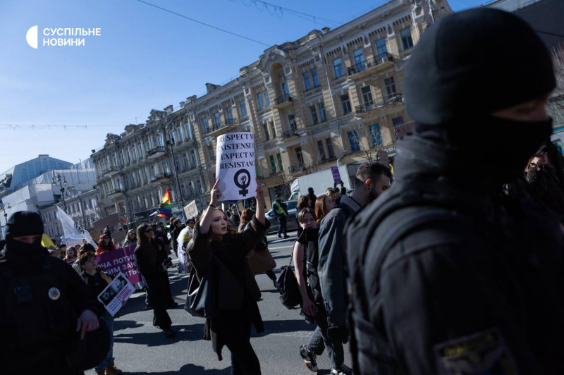 Марш жінок проходить в центрі Києва вперше після вторгнення РФ