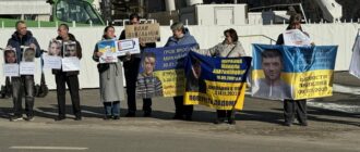 "Чекаємо не квітів — чекаємо своїх": у Києві відбулася акція на підтримку цивільних полонених