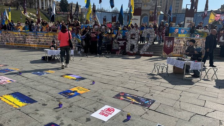 "Робимо все, щоб наш татко був вдома". В Києві пройшла акція на підтримку зниклих десантників