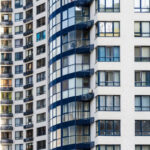 Тіло розрізало навпіл: у Києві чоловік випав з балкона багатоповерхівки (чутливі кадри)