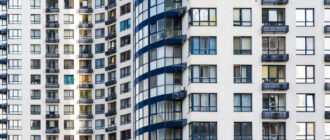 Тіло розрізало навпіл: у Києві чоловік випав з балкона багатоповерхівки (чутливі кадри)