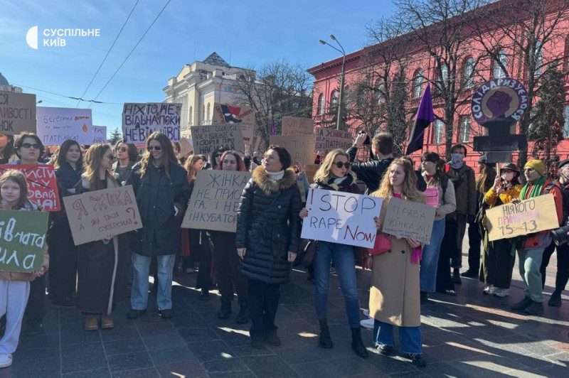Марш жінок проходить в центрі Києва вперше після вторгнення РФ