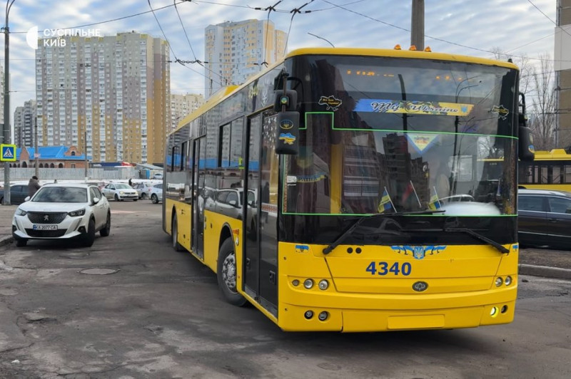 На лівому березі Києва повністю відновився рух тролейбусів і трамваїв: яка ситуація на зупинках