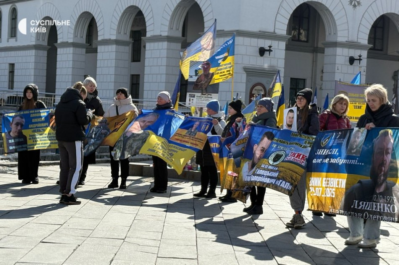 Чекали три роки: у Києві під час акції родичів військовополонених жінка дізналася про повернення сина з полону