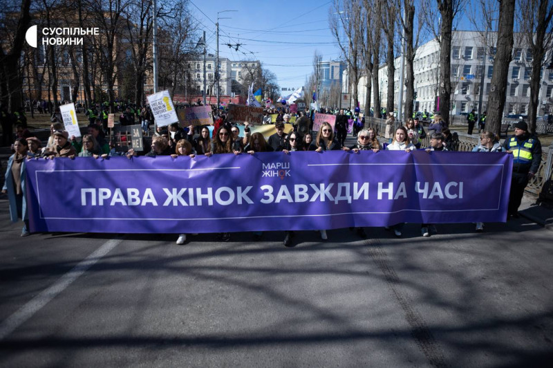 Марш жінок проходить в центрі Києва вперше після вторгнення РФ