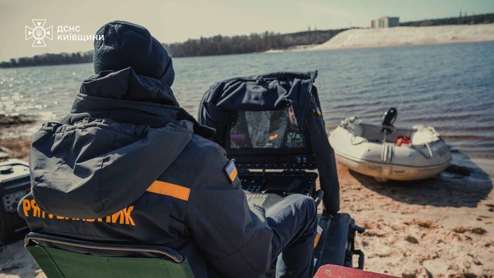 Третю добу рятувальники шукають чоловіка, який намагався переплисти Дніпро