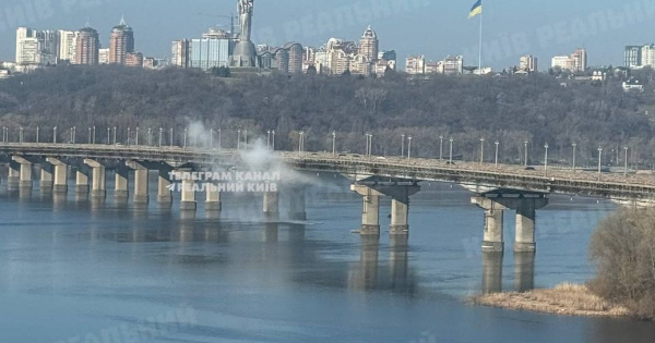 
 У Києві парує міст Патона: що сталося
 