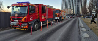 У Києві чорний дим валить з-під землі: що горить (відео)