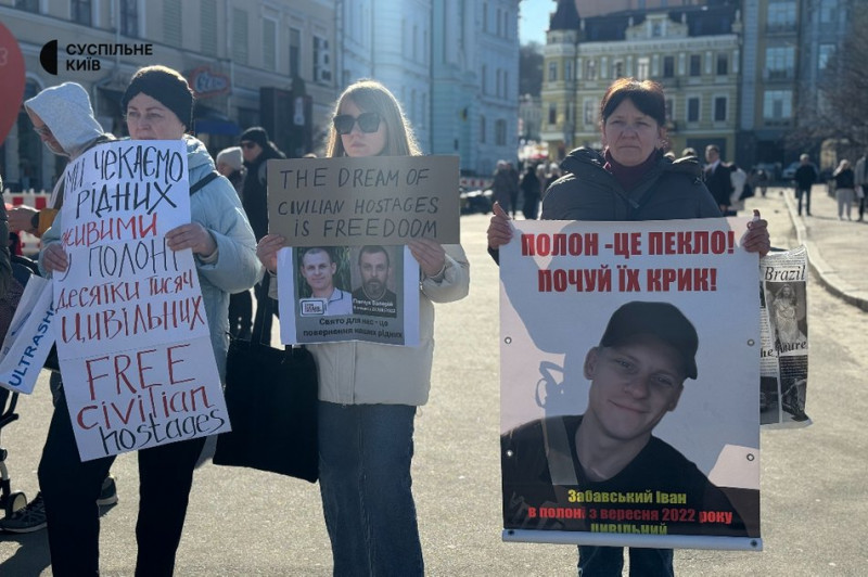 "Чекаємо не квітів — чекаємо своїх": у Києві відбулася акція на підтримку цивільних полонених