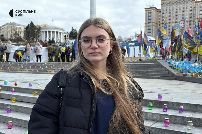 Чекали три роки: у Києві під час акції родичів військовополонених жінка дізналася про повернення сина з полону