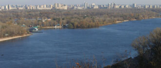 Дніпро у Києві змінив колір: еколог пояснив, що можуть зливати у річку (відео)