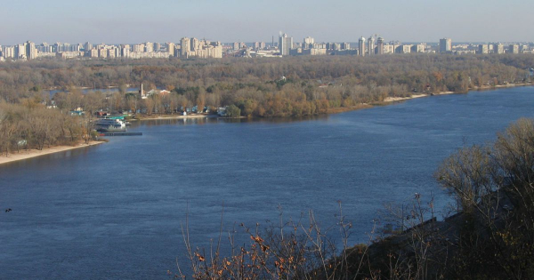 Дніпро у Києві змінив колір: еколог пояснив, що можуть зливати у річку (відео)
Дніпро у Києві змінив колір: еколог пояснив, що можуть зливати у річку (відео)