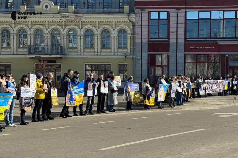 "Чекаємо не квітів — чекаємо своїх": у Києві відбулася акція на підтримку цивільних полонених